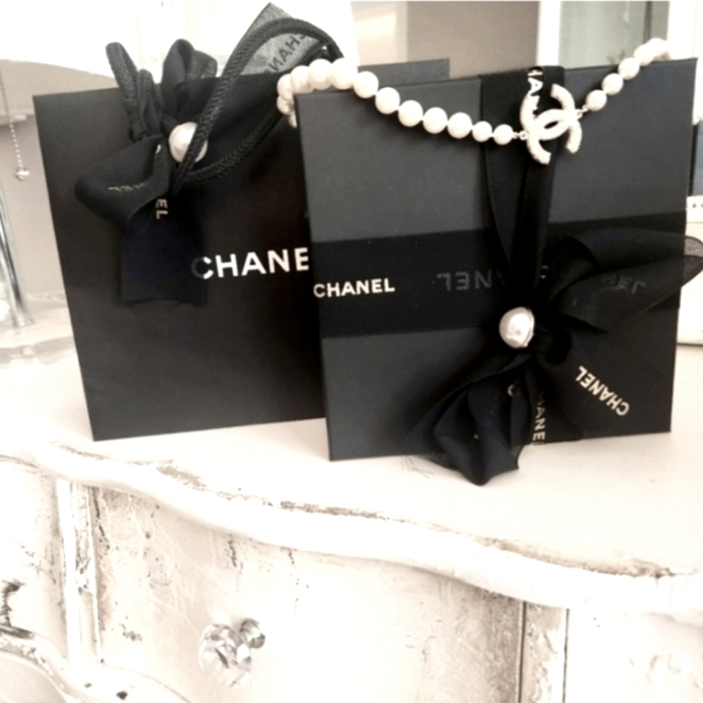 ❌️SOLD DIRECTLY ❌️CHANEL 100th Anniversary Pearl + Charm Necklace - Picture 7 of 16